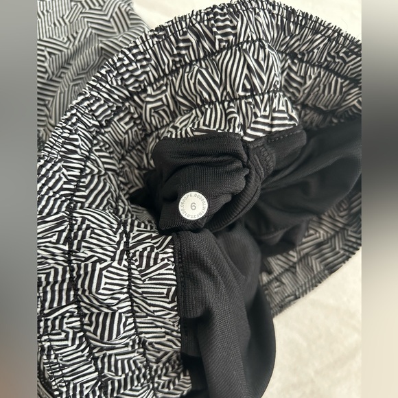 Lululemon Hotty Hot Shorts - Picture 4 of 4